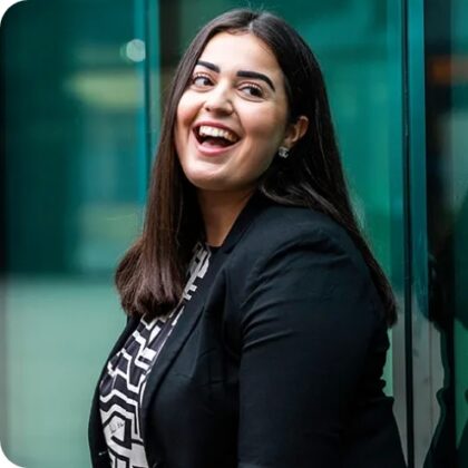 Eine Frau, die lacht. Sie hat sich für SWICA entschieden.