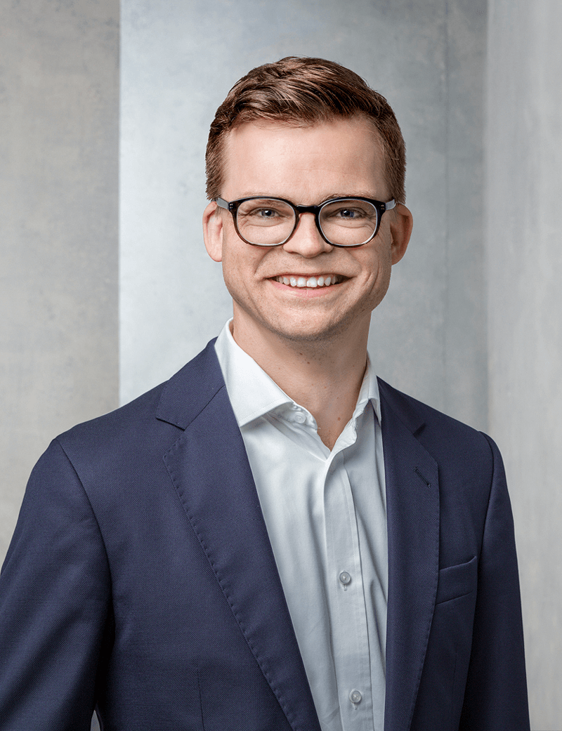 Mann stehend in dunklem Anzug und schwarzer Brille: Fabian Ringwald