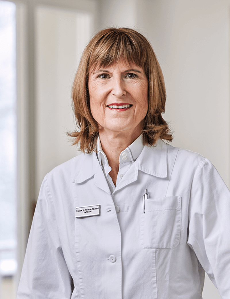 Frau stehend in weissem Arztkittel: Dr. Ruth Fleisch Silvestri