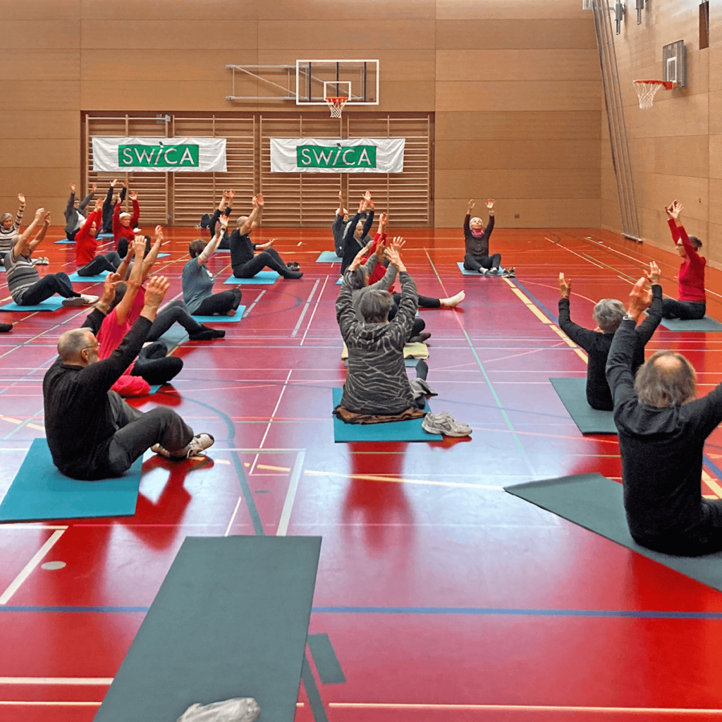 106 Frauen und Männer starten mit Yoga und Fitness ins neue Jahr.