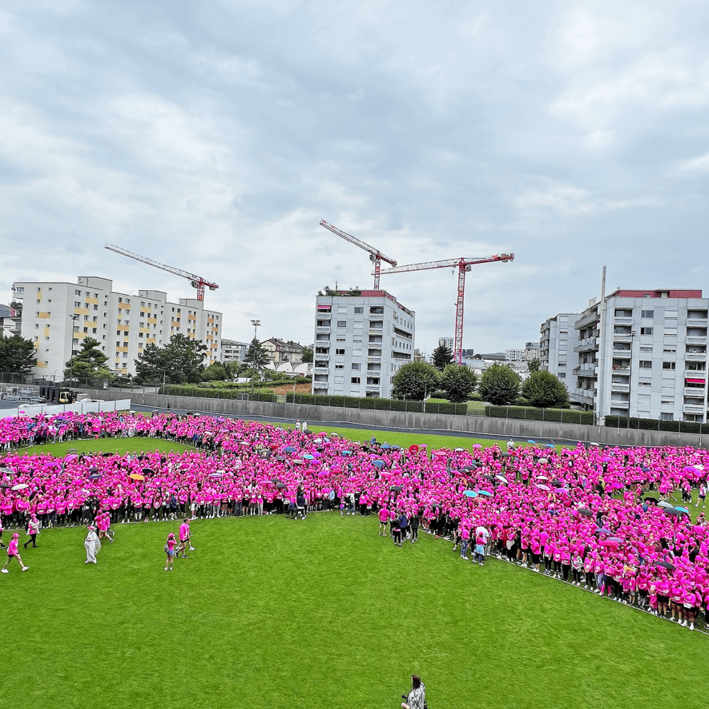 5000 Menschen in pinken Shirts nehmen am Pink Ribbon Walk teil.