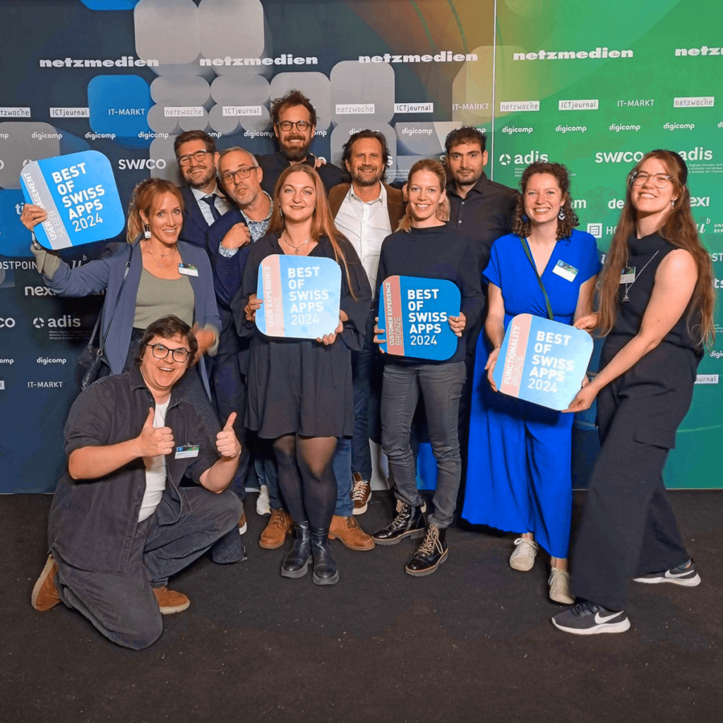 Eine Gruppe Menschen freut sich über eine Auszeichnung.