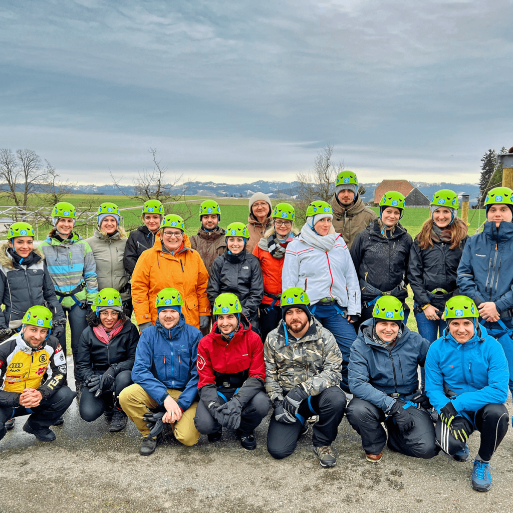19 SWICA-Mitarbeitende sind auf einem Gruppenbild zu sehen.