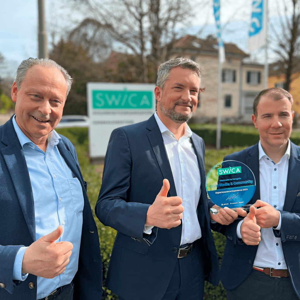 Drei Männer freuen sich über eine Auszeichnung.