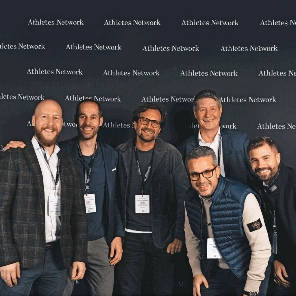 Eine Gruppe von Männern freuen sich über die verlängerte Partnerschaft.