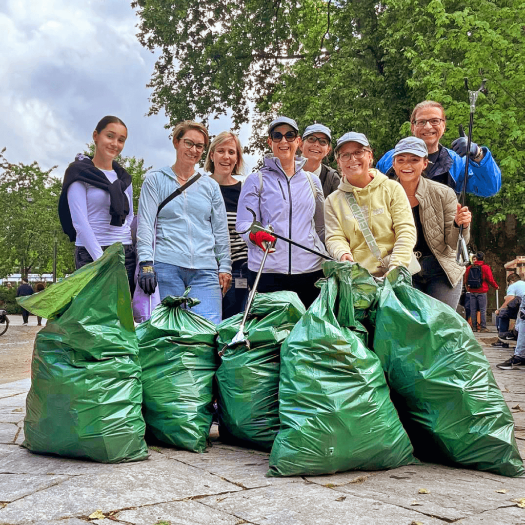 SWICA-Mitarbeitende haben sechs Säcke voll Abfall gesammelt.