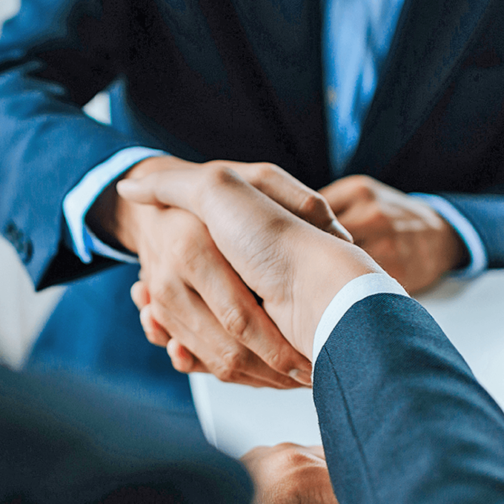 Zwei Männer reichen sich symbolisch die Hand.